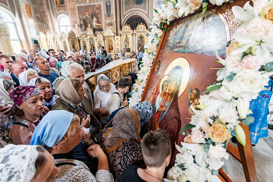 Архиерейское богослужение в соборе Николы Белого города Серпухова